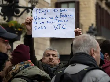 Centenares de conductores de los llamados VTC están concentrados en la plaza Sant Jaume Centenares de conductores de los llamados VTC están concentrados en la plaza Sant Jaume