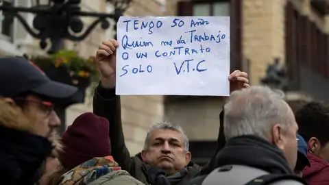Centenares de conductores de los llamados VTC están concentrados en la plaza Sant Jaume Centenares de conductores de los llamados VTC están concentrados en la plaza Sant Jaume