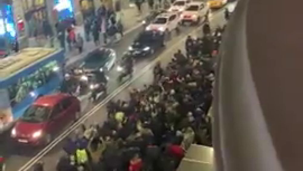 Los taxistas intentan cortar la Gran Vía de Madrid