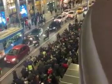 Los taxistas intentan cortar la Gran Vía de Madrid