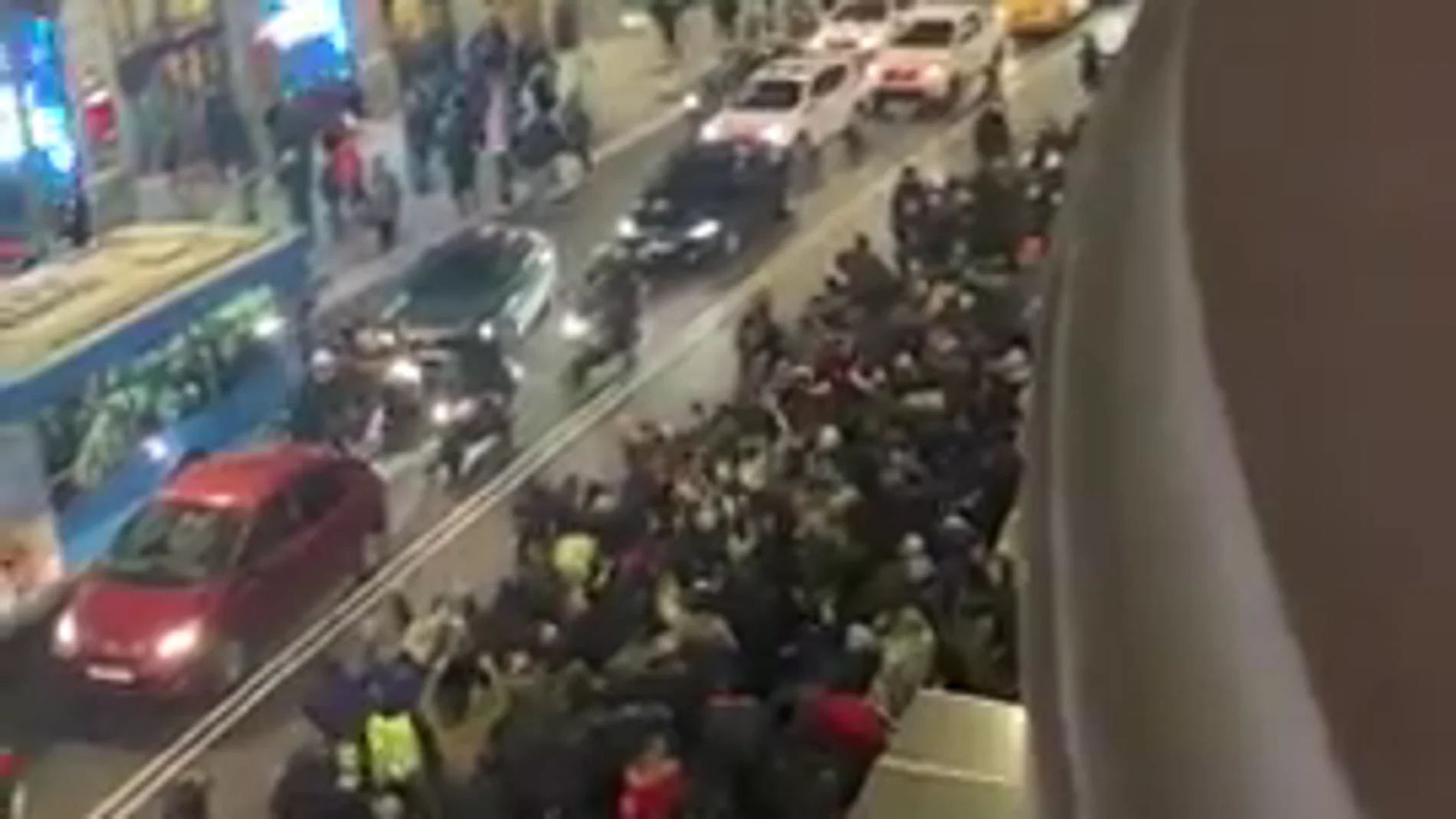 Los taxistas intentan cortar la Gran Vía de Madrid