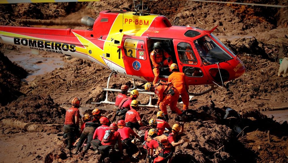 Los bomberos participan en las labores de rescate