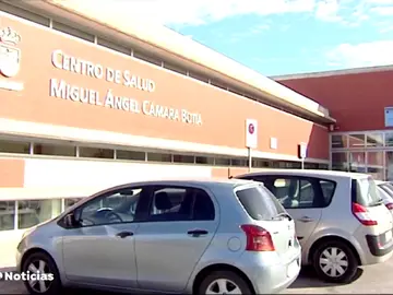 Un médico de Murcia que le dijo a su paciente que era una 'malfollada' y fumó en la consulta, suspendido de empleo y sueldo durante 11 meses Un médico de Murcia que le dijo a su paciente que era una 'malfollada' y fumó en la consulta, suspendido de empleo y sueldo durante 11 meses