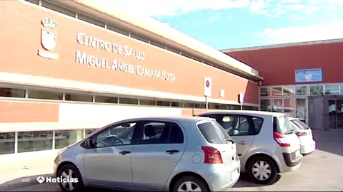 Un médico de Murcia que le dijo a su paciente que era una 'malfollada' y fumó en la consulta, suspendido de empleo y sueldo durante 11 meses Un médico de Murcia que le dijo a su paciente que era una 'malfollada' y fumó en la consulta, suspendido de empleo y sueldo durante 11 meses