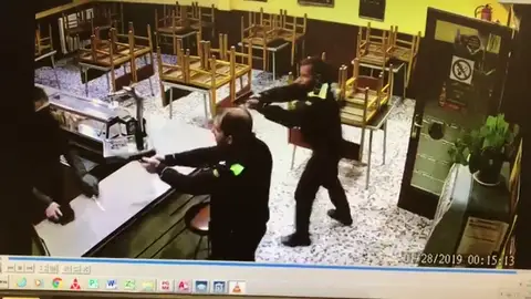 Pillado in fraganti: la policía detiene a un atracador que amenazaba con una navaja al dueño de un bar Pillado in fraganti: la policía detiene a un atracador que amenazaba con una navaja al dueño de un bar