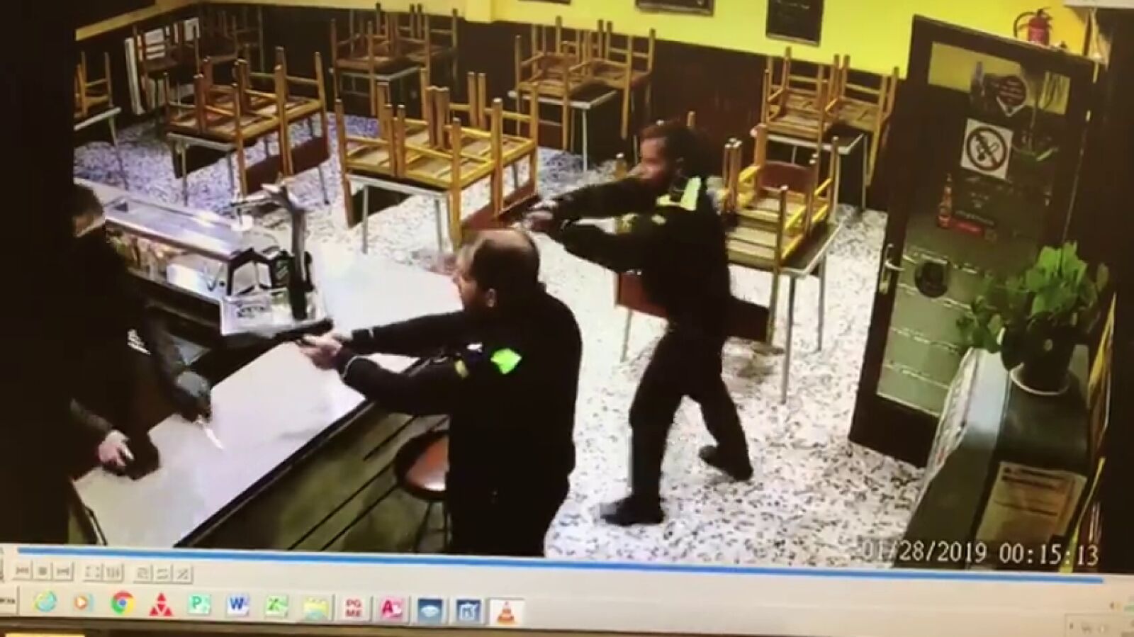 Pillado in fraganti: la policía detiene a un atracador que amenazaba con una navaja al dueño de un bar
