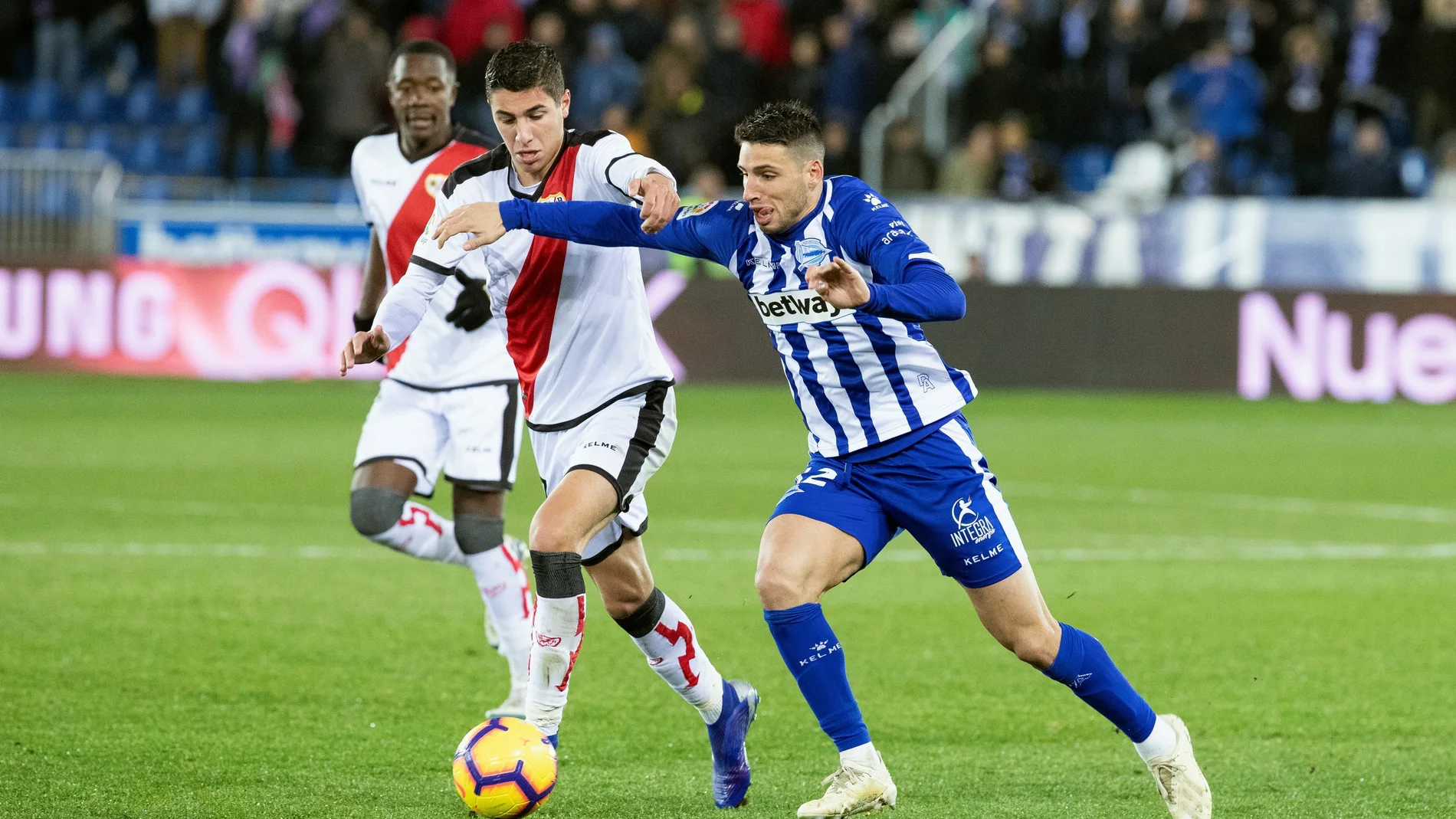 Momento del partido entre el Alavés y el Rayo Vallecano Momento del partido entre el Alavés y el Rayo Vallecano
