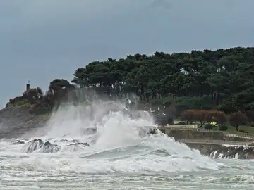 El oleaje en la Península de la Magdalena de Santander El oleaje en la Península de la Magdalena de Santander