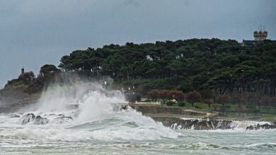 La borrasca Gabriel deja rachas huracanadas y olas de 8 metros