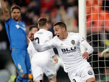 Rodrigo celebra su gol al Getafe. Rodrigo celebra su gol al Getafe.