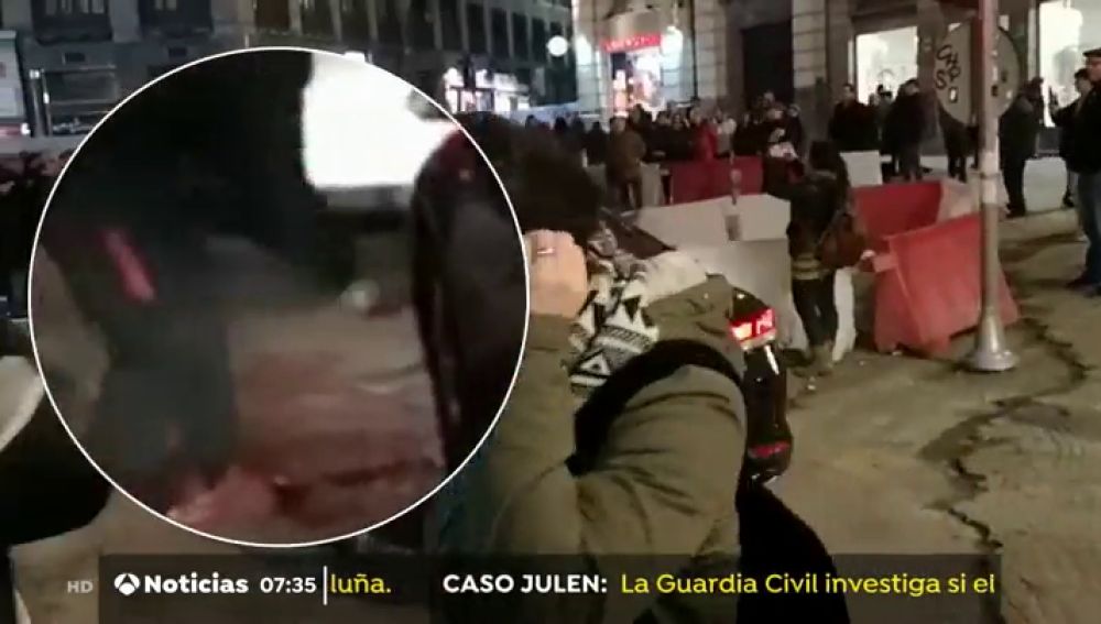  Un manifestante pincha varias veces la rueda de un coche VTC en la manifestación de la Puerta del Sol