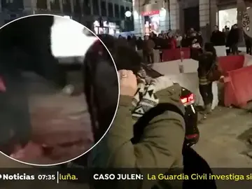 Un manifestante pincha varias veces la rueda de un coche VTC en la manifestación de la Puerta del Sol Un manifestante pincha varias veces la rueda de un coche VTC en la manifestación de la Puerta del Sol