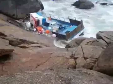 Rescatan a dos pescadores tras chocar su barca contra las rocas en Bueu, Pontevedra Rescatan a dos pescadores tras chocar su barca contra las rocas en Bueu, Pontevedra