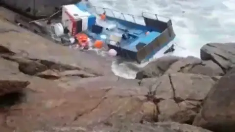 Rescatan a dos pescadores tras chocar su barca contra las rocas en Bueu, Pontevedra Rescatan a dos pescadores tras chocar su barca contra las rocas en Bueu, Pontevedra