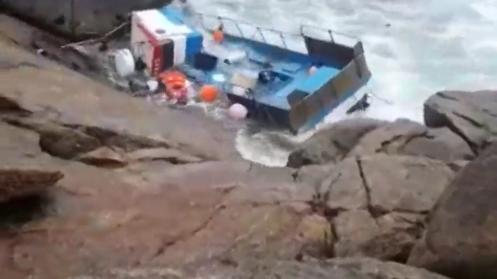 Rescatan a dos pescadores tras chocar su barca contra las rocas en Bueu, Pontevedra
