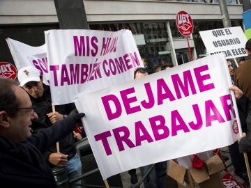 Los conductores de VTC se concentran frente a la sede de Podemos