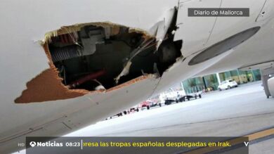 Un avión se sale de pista y choca contra una baliza de señalización