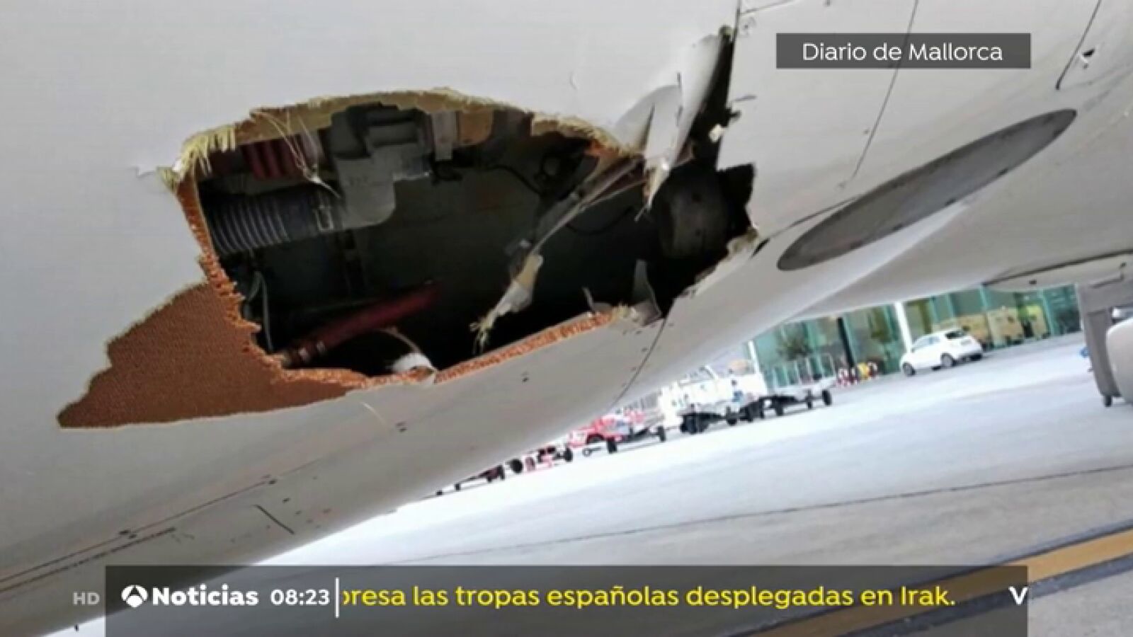 Un avión se sale de pista y choca contra una baliza de señalización
