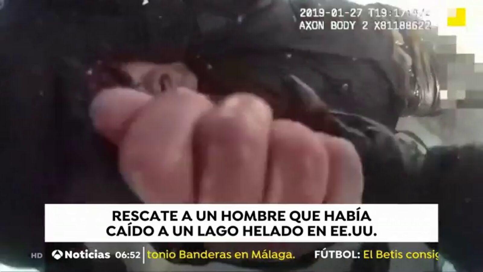 El angustioso rescate de un hombre que cayó a un lago congelado para salvar a su perro