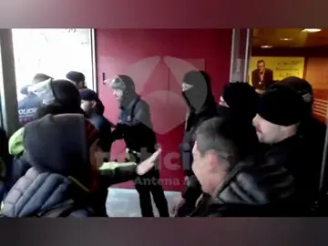 Catorce bomberos de Barcelona entran en la Conselleria de Interior para hablar con el conseller Catorce bomberos de Barcelona entran en la Conselleria de Interior para hablar con el conseller