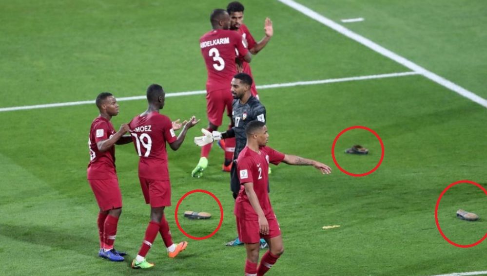 Lluvia de zapatos contra los jugadores de Qatar