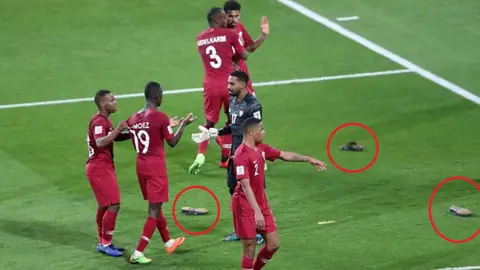 Lluvia de zapatos contra los jugadores de Qatar Lluvia de zapatos contra los jugadores de Qatar