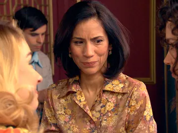 Manolita, incómoda en el encuentro con Luisita y Amelia Manolita, incómoda en el encuentro con Luisita y Amelia