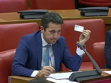 La oposición critica la credibilidad del CIS mientras que el PSOE respalda a Tezanos La oposición critica la credibilidad del CIS mientras que el PSOE respalda a Tezanos