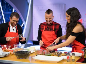 Disfruta de la "carbonara Pedroche" de la mano de Dabiz Muñoz, Cristina Pedroche y Pablo Motos en 'El Hormiguero 3.0' Disfruta de la "carbonara Pedroche" de la mano de Dabiz Muñoz, Cristina Pedroche y Pablo Motos en 'El Hormiguero 3.0'