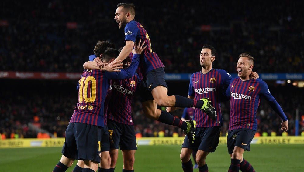 Los jugadores del Barcelona celebran un gol