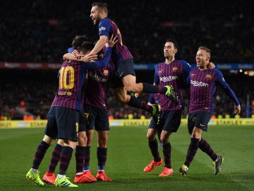 Los jugadores del Barcelona celebran un gol