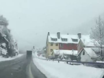 Las últimas nevadas caídas afectan especialmente a las carreteras de Huesca y Navarra