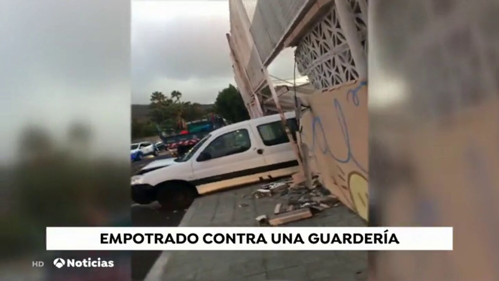 Dos coches colisionan y uno de ellos se empotra contra una guardería en La Laguna