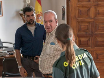 Jacobo le comunica al capitán Villanueva que quiere a María en su caso