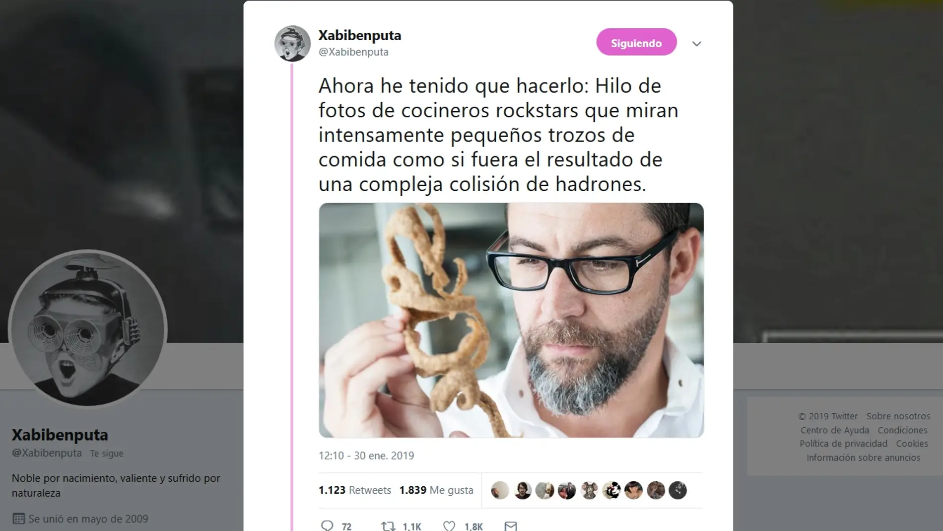 Cocineros mirando intensamente comida