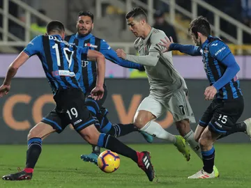 Cristiano conduce el balón en el partido frente al Atalanta Cristiano conduce el balón en el partido frente al Atalanta