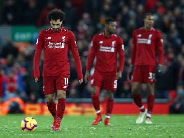 Mohamed Salah y los jugadores del Liverpool, cabizbajos en Anfield