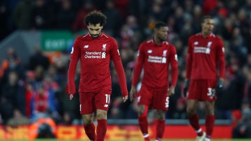 Mohamed Salah y los jugadores del Liverpool, cabizbajos en Anfield
