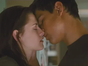 Kristen Stewart y Taylor Lautner en 'Crepúsculo' Kristen Stewart y Taylor Lautner en 'Crepúsculo'