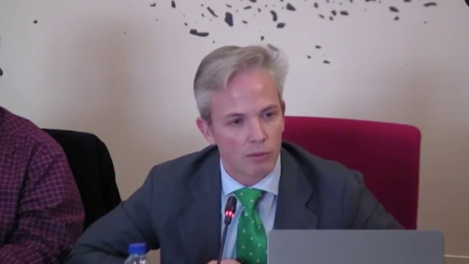 Quejas entre los agentes, los vecinos y la oposición en Galapagar por la vigilancia permanente ante la casa de Iglesias y Montero