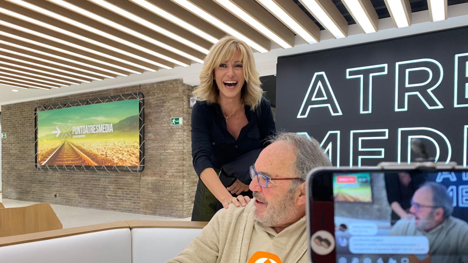 V&iacute;deo: Susanna Griso se cuela en el Facebook live de Tito Valverde