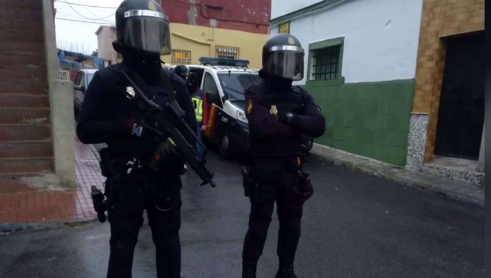 Más de 200 agentes participan en una operación antidroga y contra el blanqueo de capitales en el Campo de Gibraltar