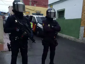 Más de 200 agentes participan en una operación antidroga y contra el blanqueo de capitales en el Campo de Gibraltar Más de 200 agentes participan en una operación antidroga y contra el blanqueo de capitales en el Campo de Gibraltar