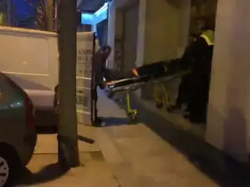 Investigan un posible nuevo caso de violencia de género: un hombre se ha lanzado al vacío desde un piso en el que han encontrado a una mujer muerta Investigan un posible nuevo caso de violencia de género: un hombre se ha lanzado al vacío desde un piso en el que han encontrado a una mujer muerta