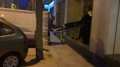 Investigan un posible nuevo caso de violencia de género: un hombre se ha lanzado al vacío desde un piso en el que han encontrado a una mujer muerta Investigan un posible nuevo caso de violencia de género: un hombre se ha lanzado al vacío desde un piso en el que han encontrado a una mujer muerta