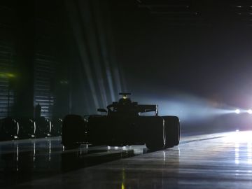El Mercedes W10, en las sombras