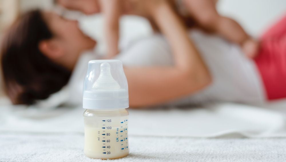 Una madre juega con su bebé