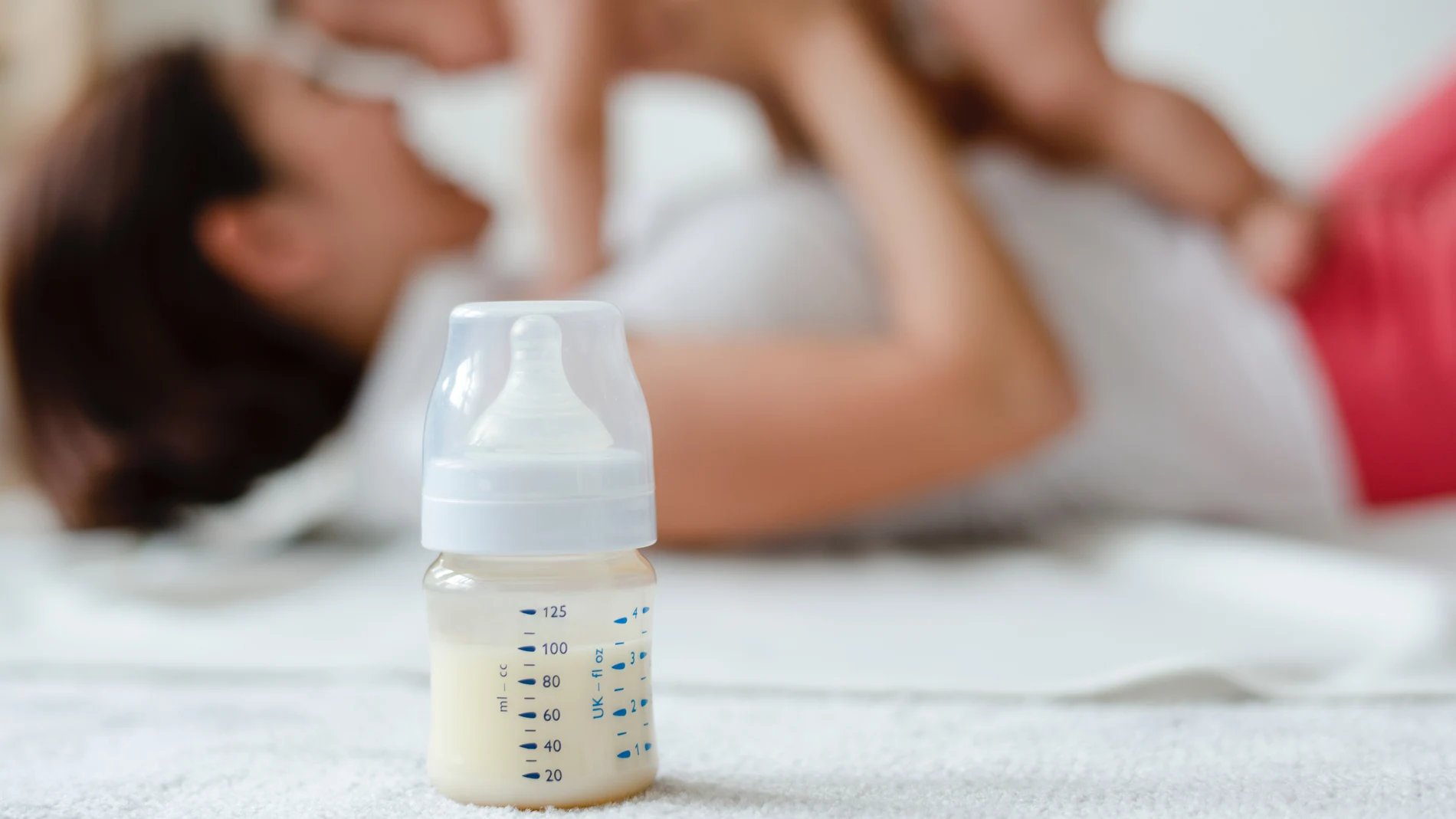 Una madre juega con su bebé Una madre juega con su bebé