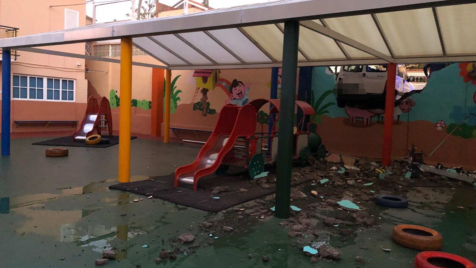 Dos coches colisionan y uno de ellos se empotra contra una guardería en La Laguna