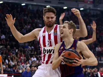 Jaca Blazic intenta penetrar a canasta Jaca Blazic intenta penetrar a canasta